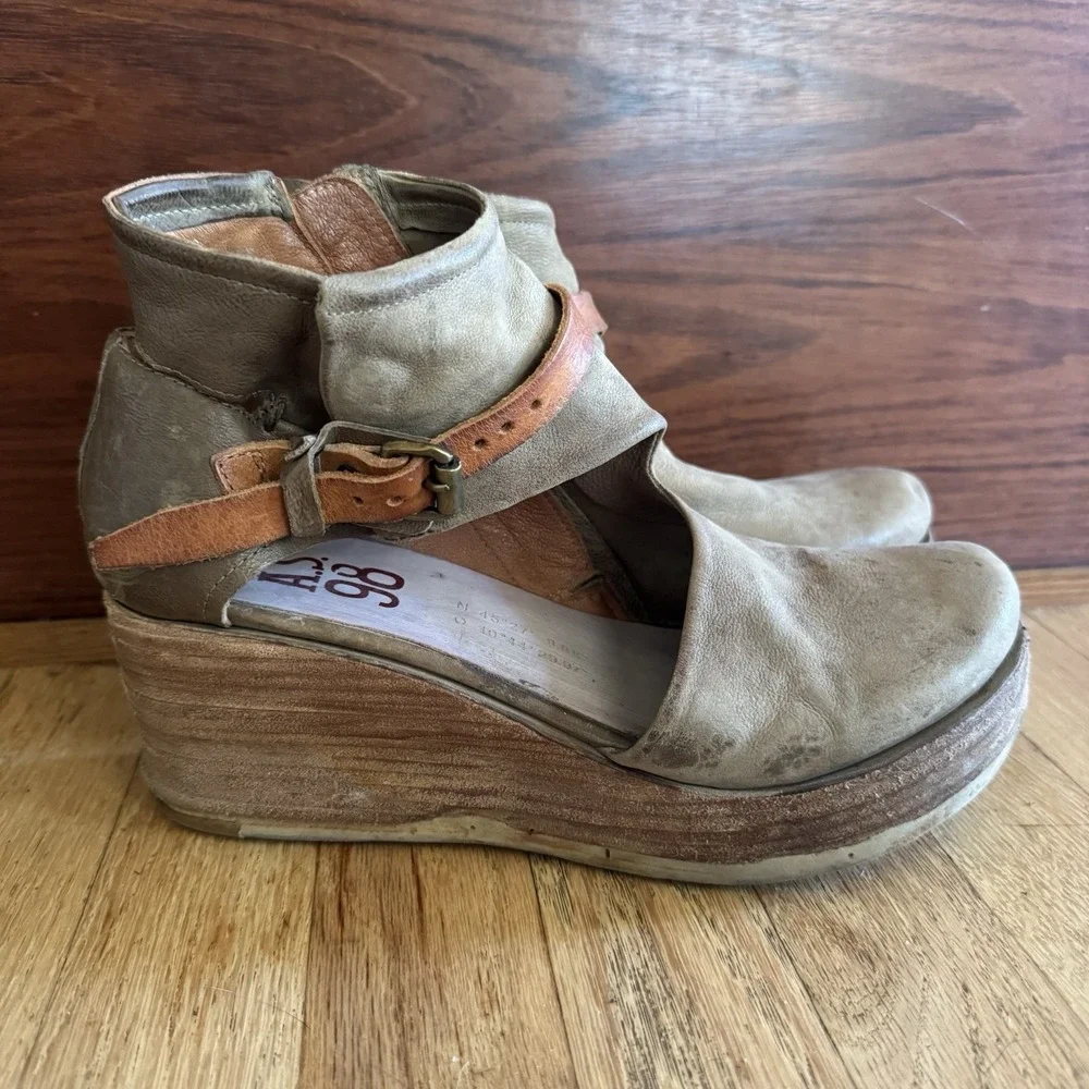 AS 98 Women 40/9.5 Taupe Suede Brown Leather Strap Wedge Platform Shoes Closed
